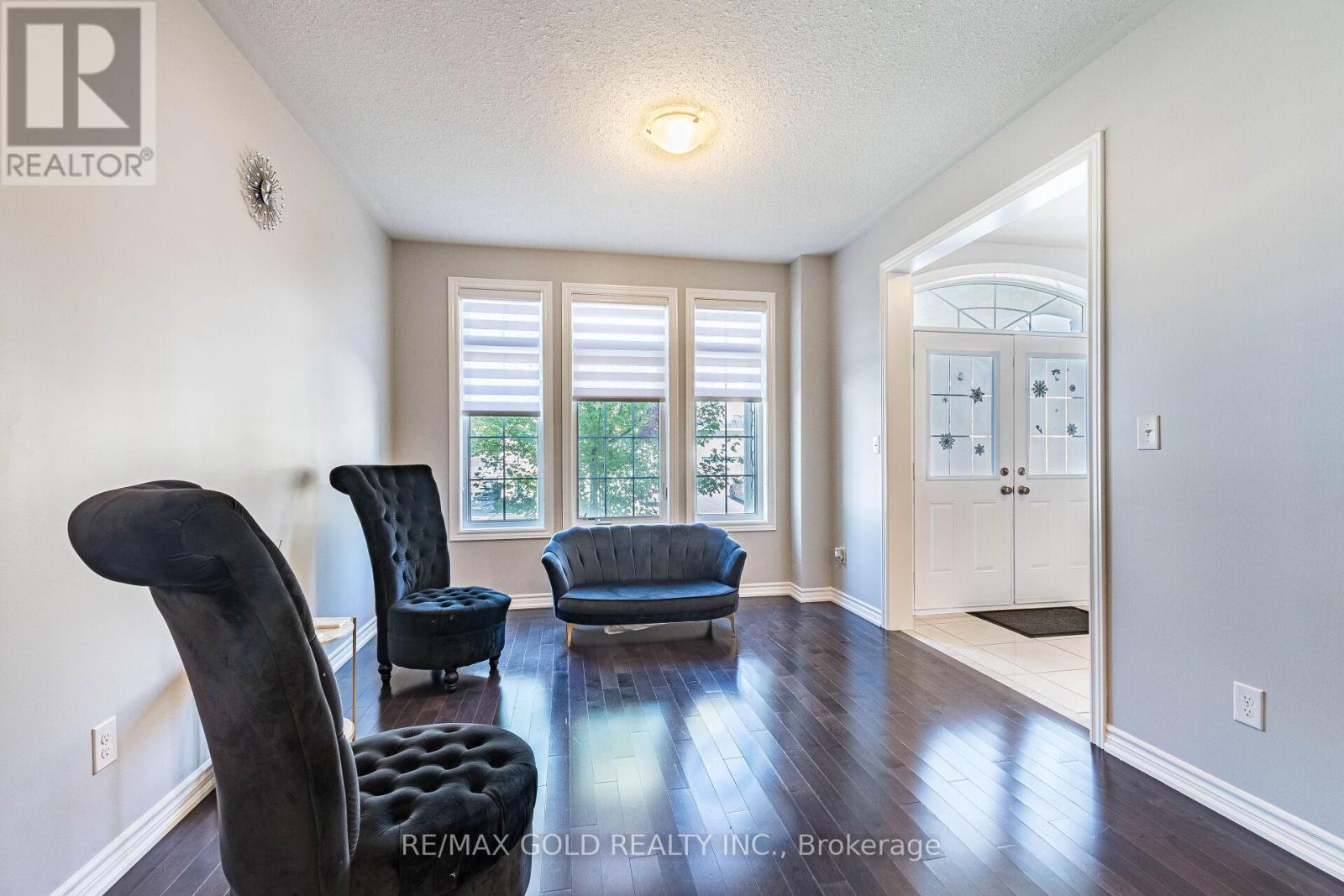 9 Venue Road, Brampton, Ontario  L6P 4E5 - Photo 7 - W12417586