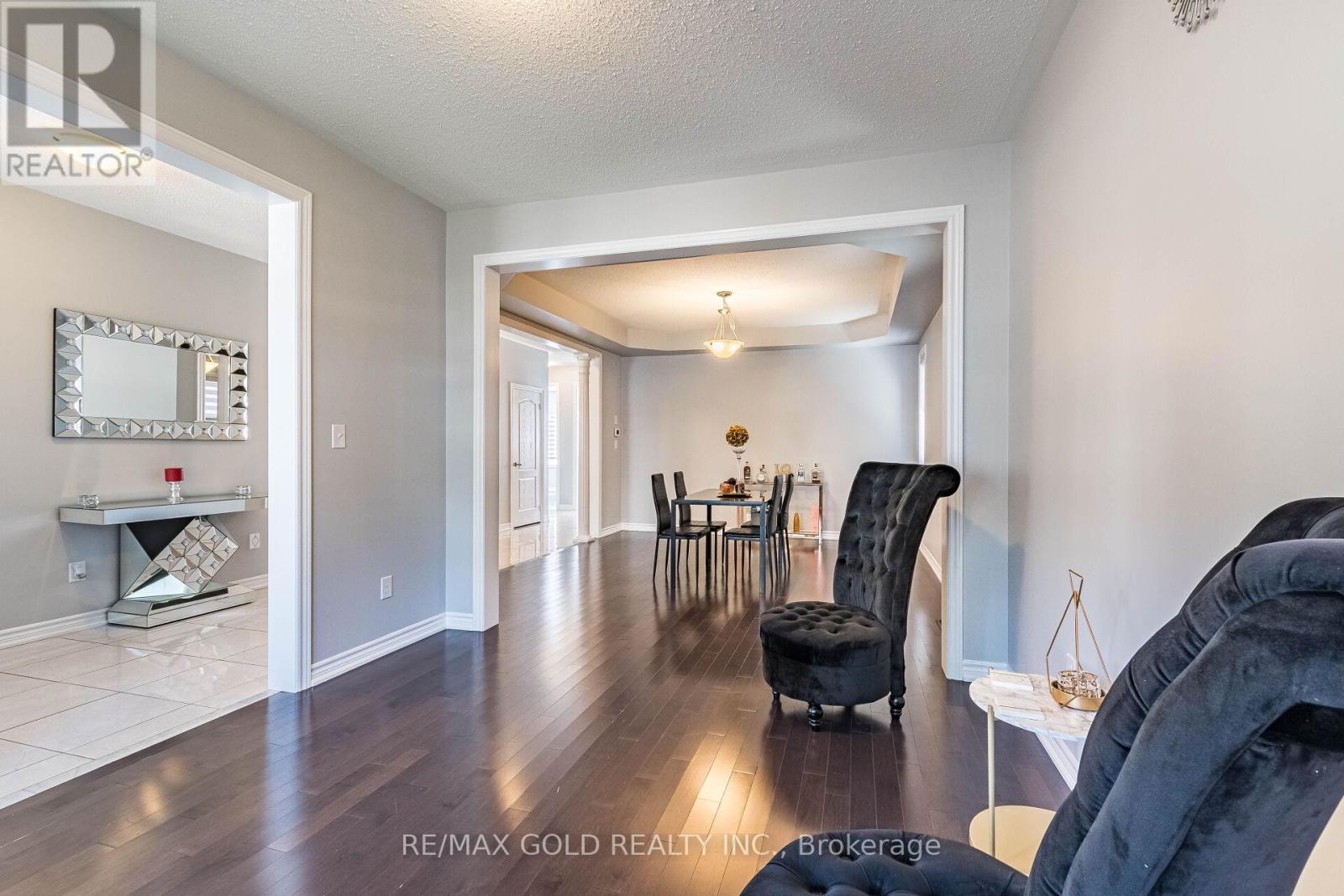 9 Venue Road, Brampton, Ontario  L6P 4E5 - Photo 9 - W12417586