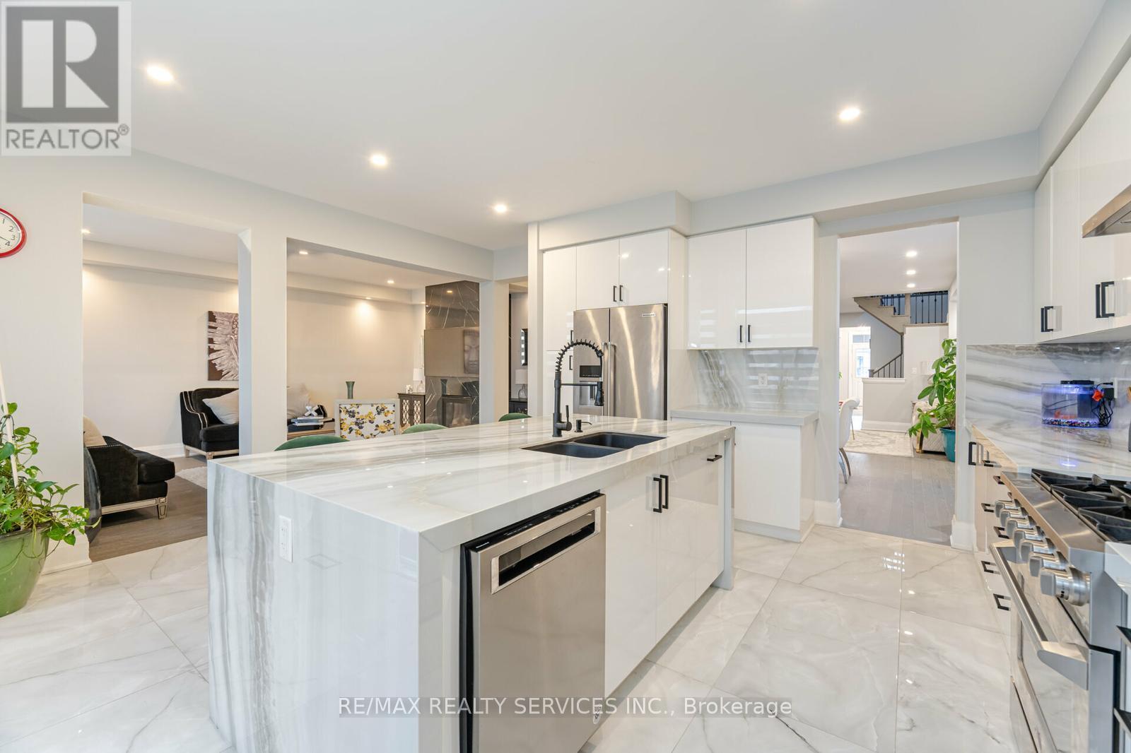 7 Byblos Court, East Gwillimbury, Ontario  L6N 0T3 - Photo 11 - N12417611