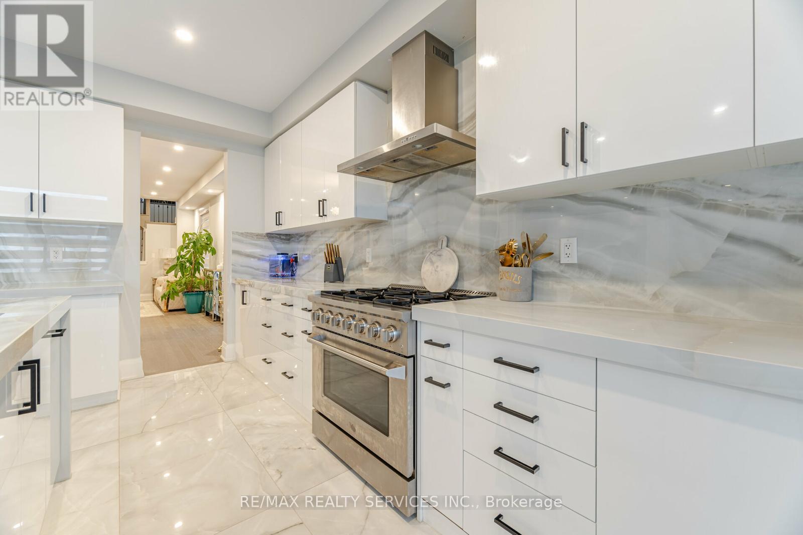 7 Byblos Court, East Gwillimbury, Ontario  L6N 0T3 - Photo 14 - N12417611