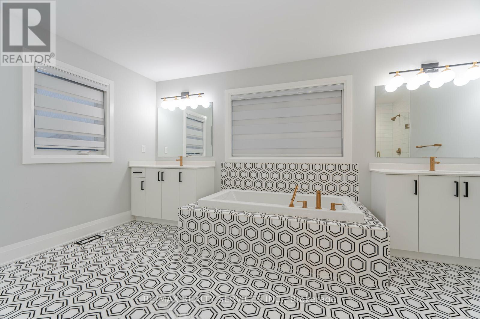 7 Byblos Court, East Gwillimbury, Ontario  L6N 0T3 - Photo 41 - N12417611