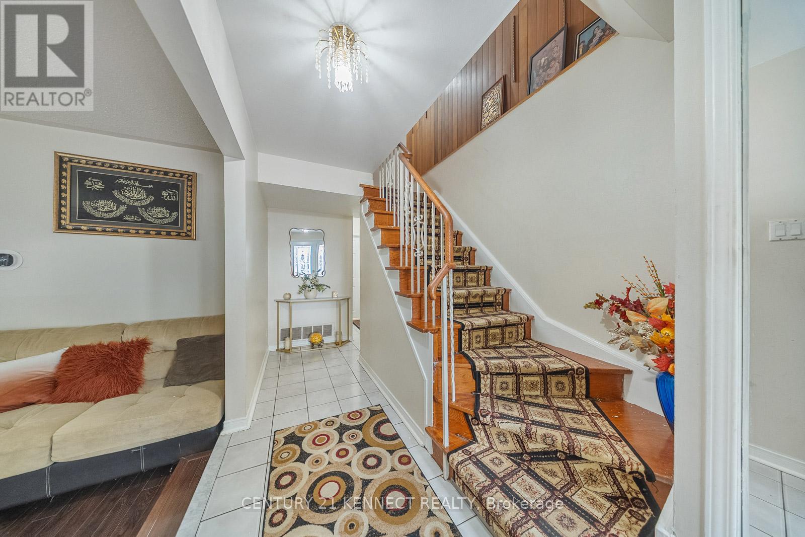 55 Braemar Drive, Brampton, Ontario  L6T 2L5 - Photo 10 - W12417655