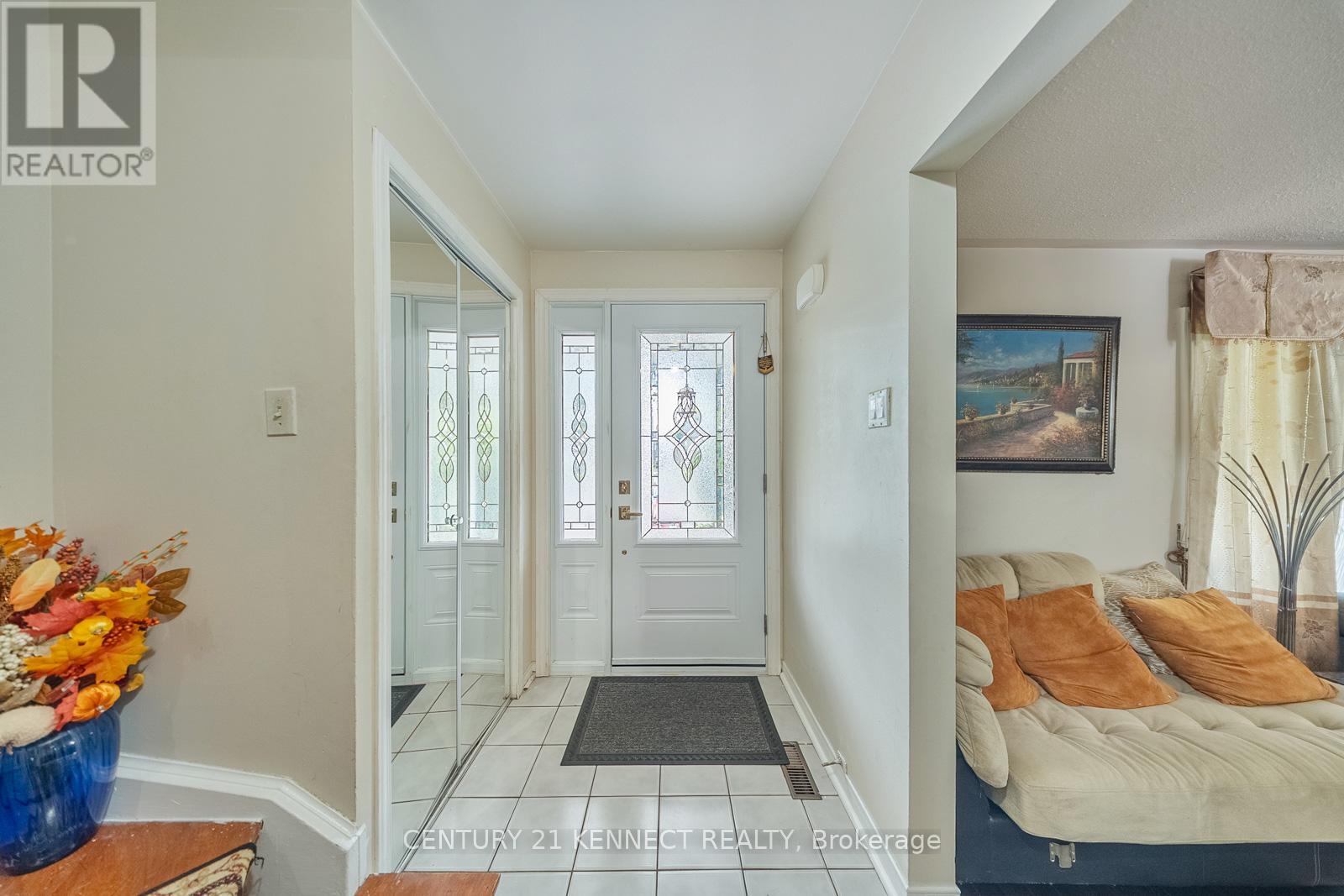 55 Braemar Drive, Brampton, Ontario  L6T 2L5 - Photo 9 - W12417655