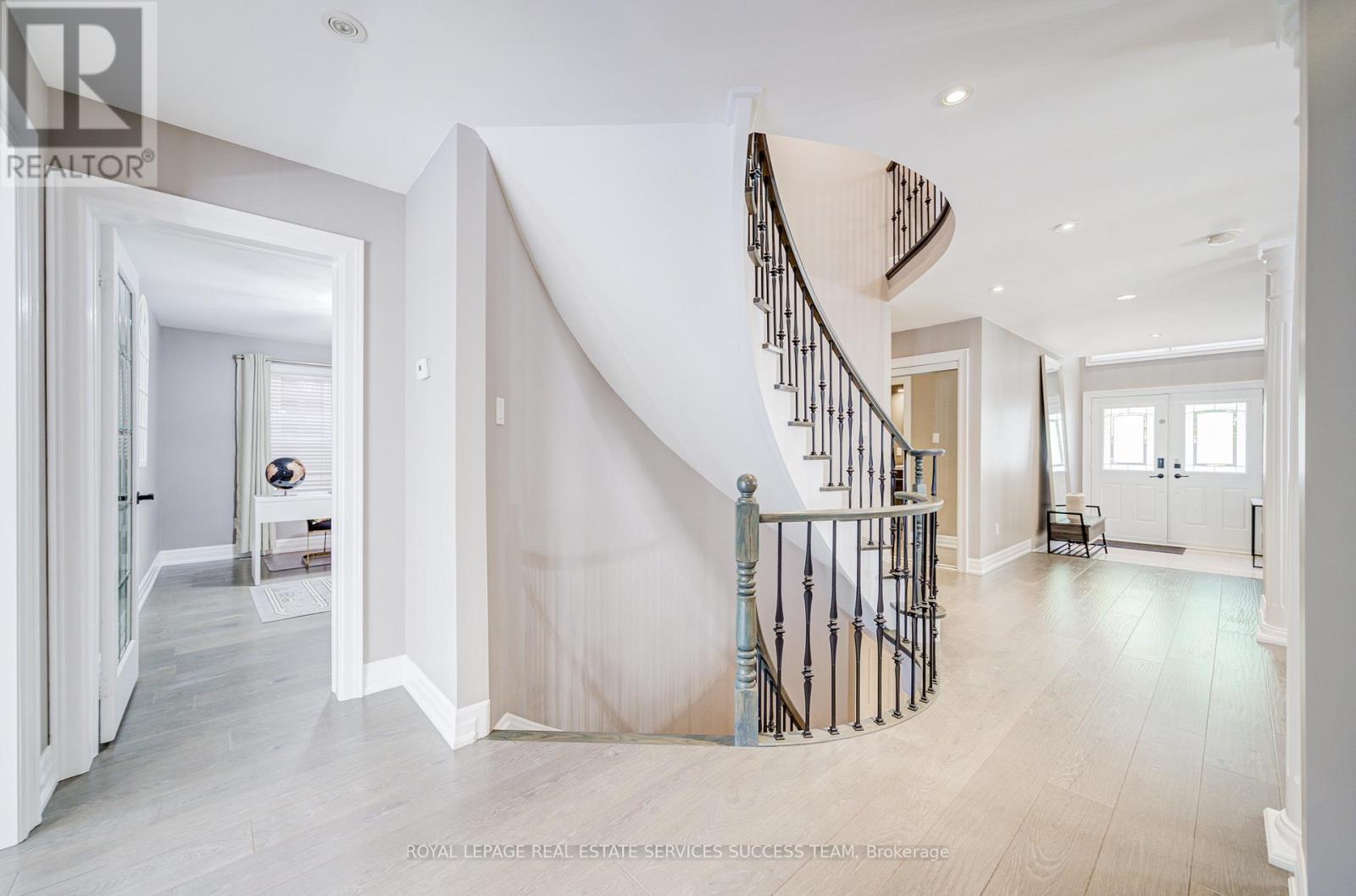 1378 Bayshire Drive, Oakville, Ontario  L6H 6C7 - Photo 10 - W12417663