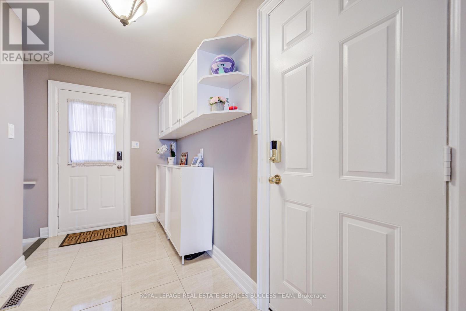 1378 Bayshire Drive, Oakville, Ontario  L6H 6C7 - Photo 17 - W12417663