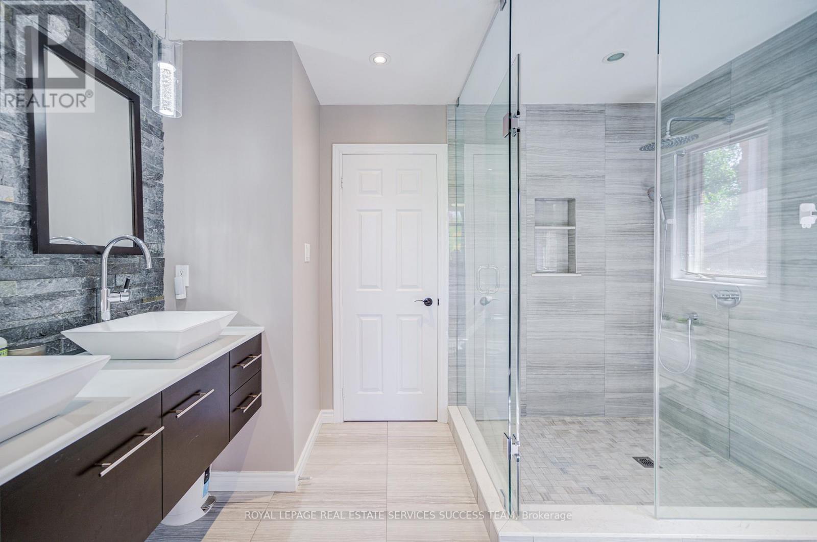 1378 Bayshire Drive, Oakville, Ontario  L6H 6C7 - Photo 26 - W12417663