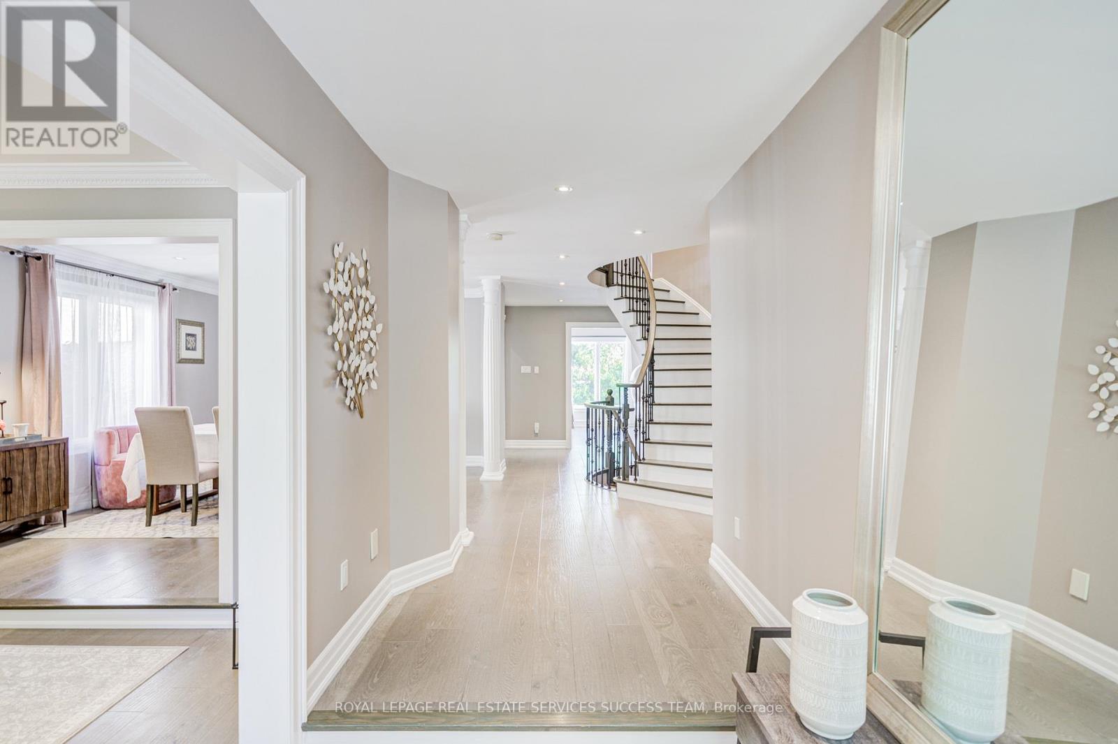 1378 Bayshire Drive, Oakville, Ontario  L6H 6C7 - Photo 4 - W12417663