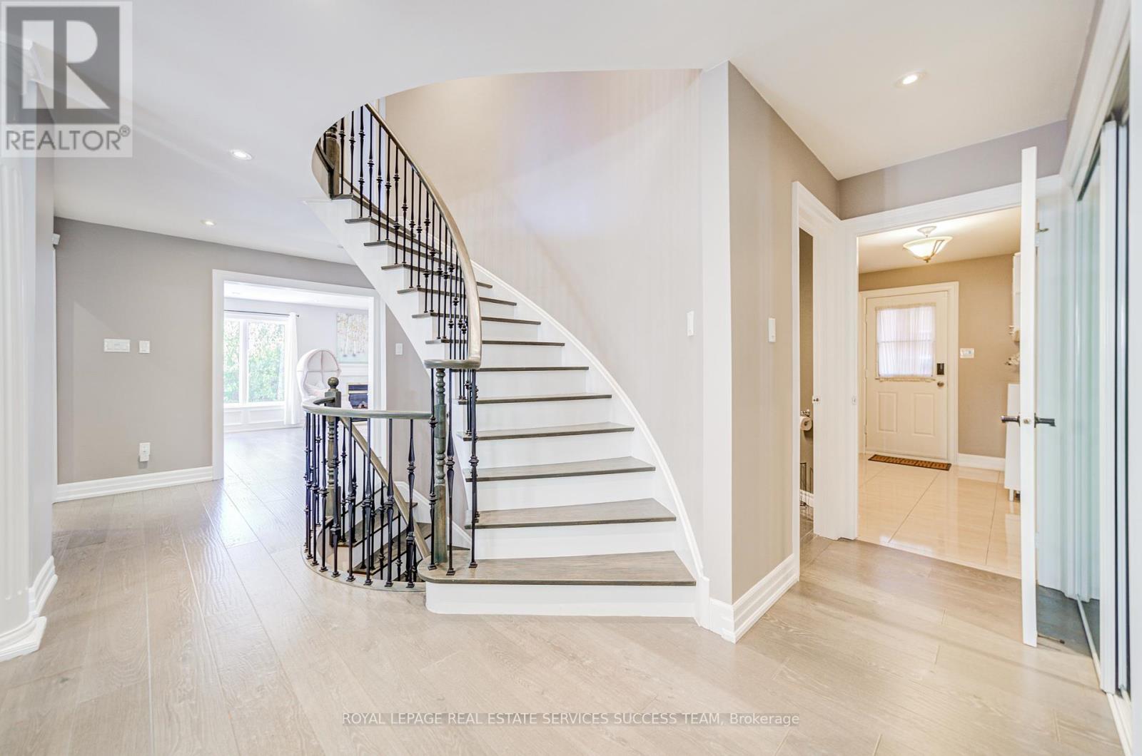 1378 Bayshire Drive, Oakville, Ontario  L6H 6C7 - Photo 9 - W12417663