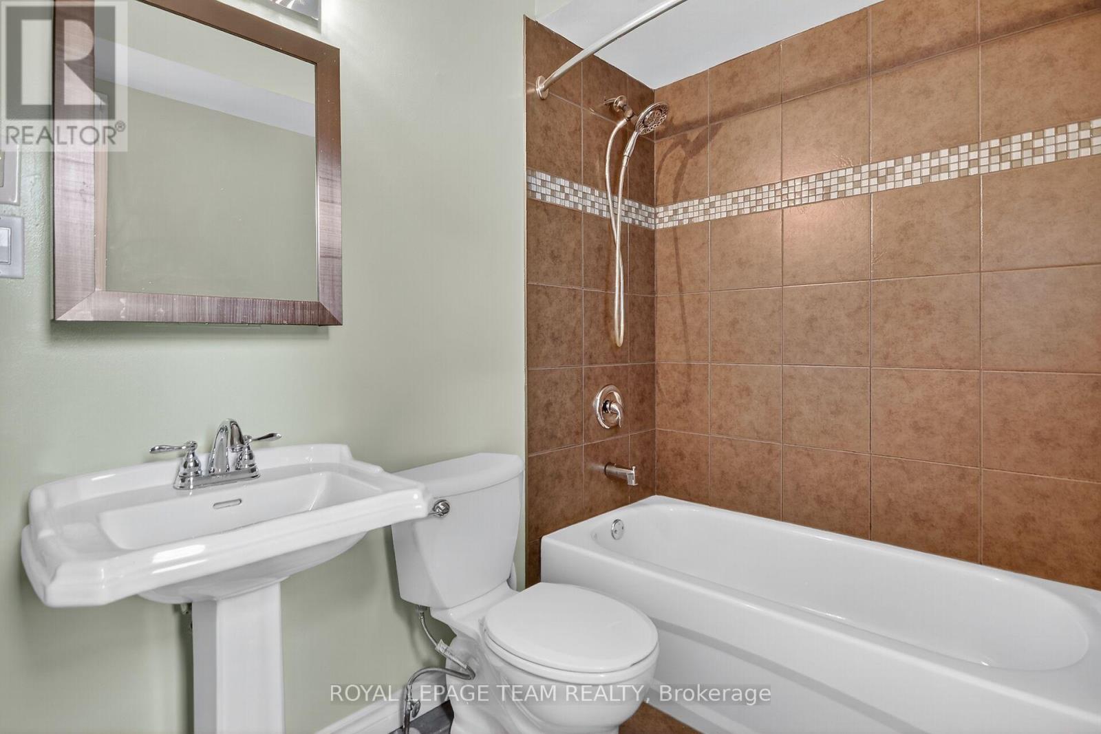 2822 Richmond Road W, Ottawa, Ontario  K2B 6S5 - Photo 6 - X12417682
