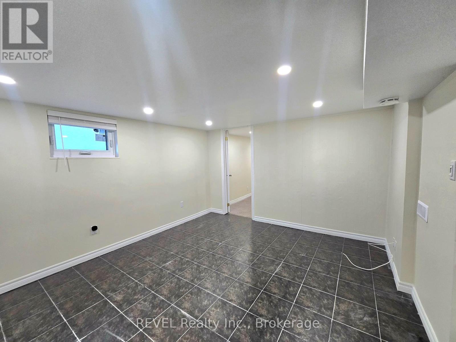 4151 Portage Road N, Niagara Falls, Ontario  L2E 6A2 - Photo 3 - X12417685