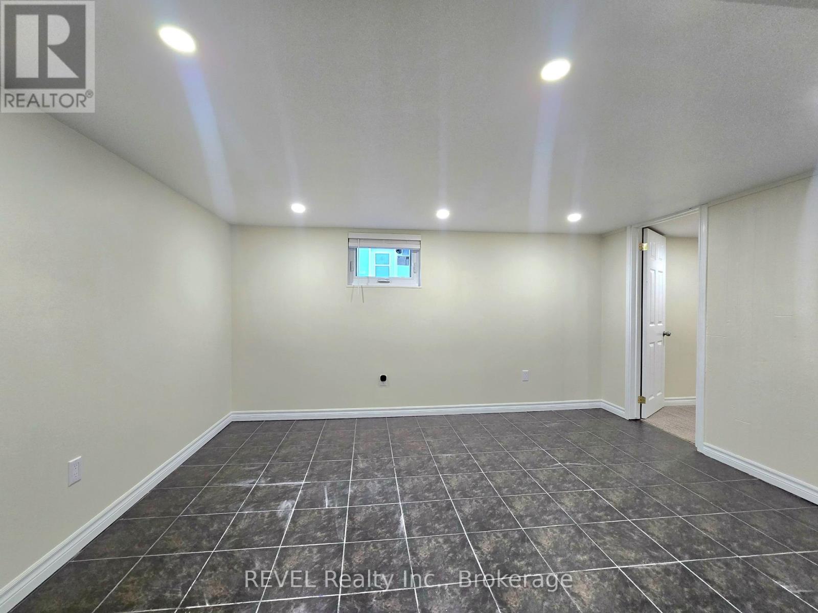 4151 Portage Road N, Niagara Falls, Ontario  L2E 6A2 - Photo 5 - X12417685