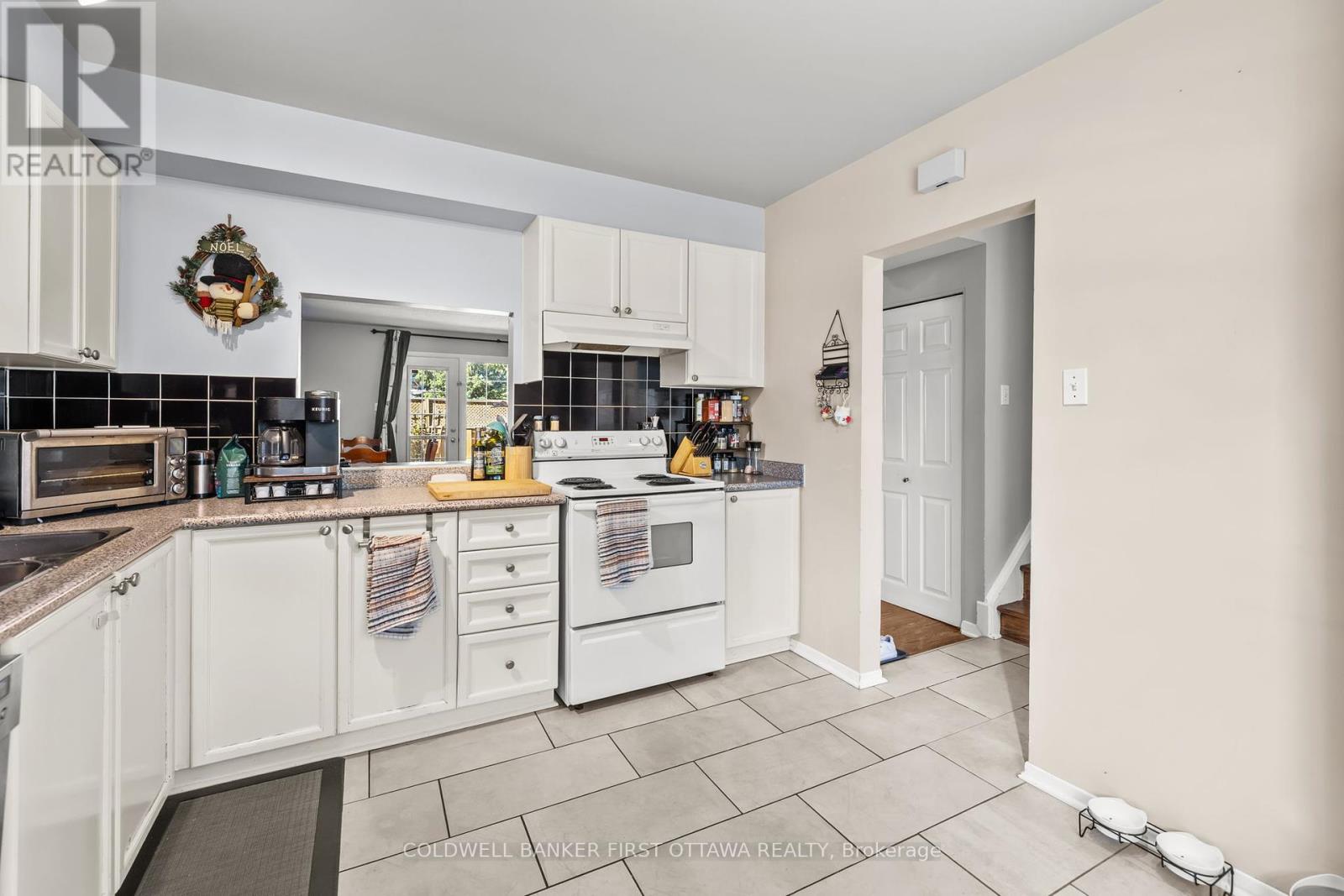 113 Monterey Drive, Ottawa, Ontario  K2H 7A9 - Photo 5 - X12417727