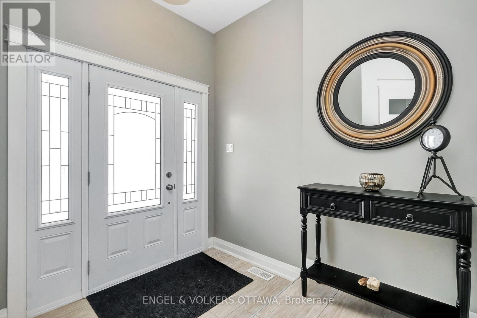 304 Colmar Street, Russell, Ontario  K0A 1W0 - Photo 3 - X12417753