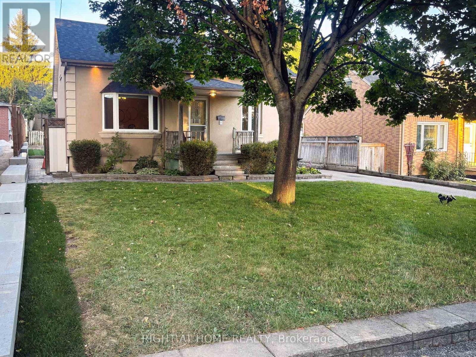 7 ADELE AVENUE, Toronto, Ontario