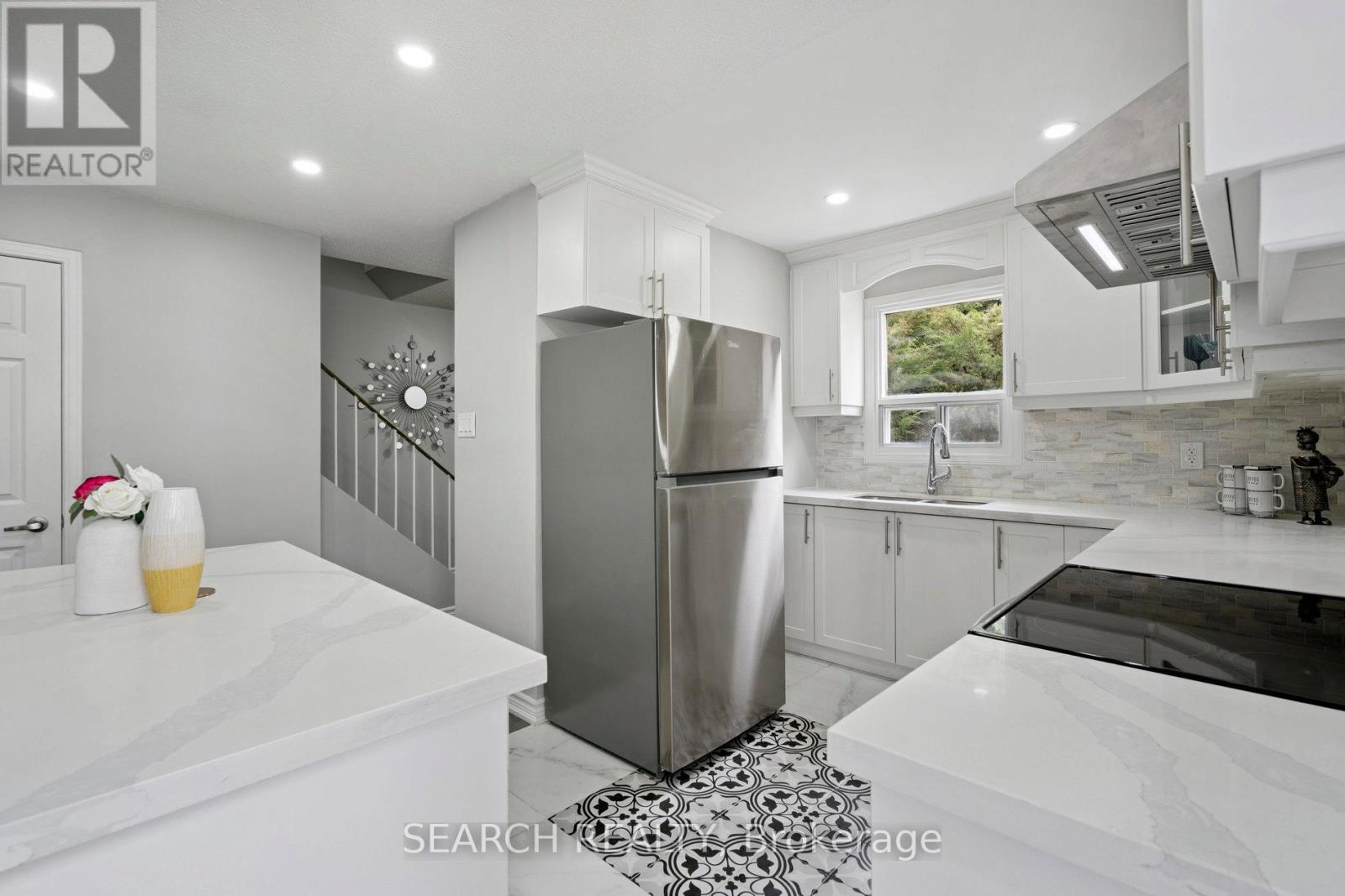 15 Hector Court, Brampton, Ontario  L6S 1P1 - Photo 8 - W12408506