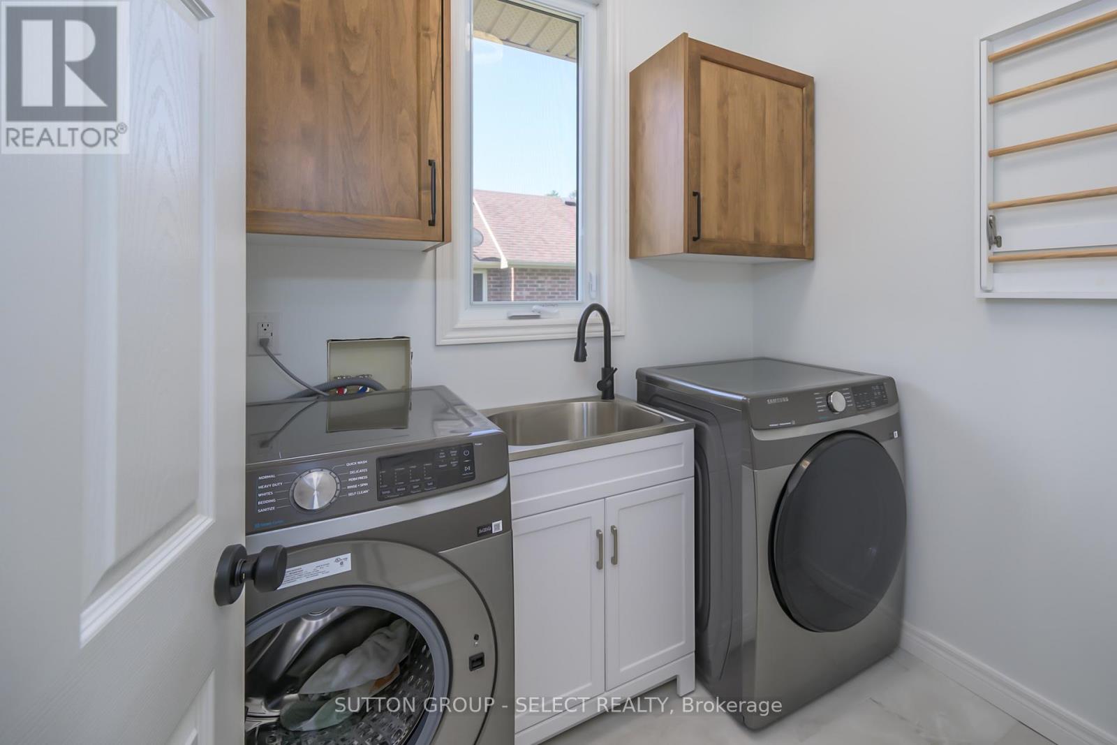 8663 Parkhouse Drive, Strathroy-Caradoc, Ontario  N0L 1W0 - Photo 15 - X12417792