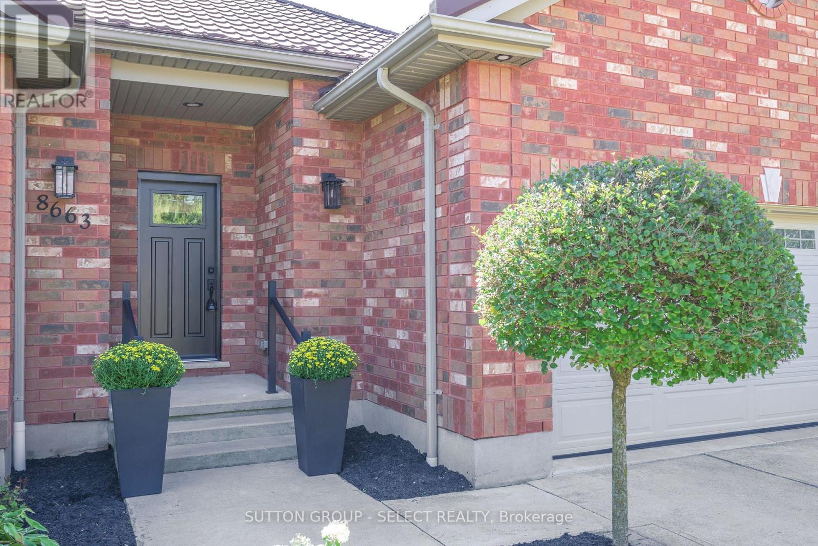 8663 Parkhouse Drive, Strathroy-Caradoc, Ontario  N0L 1W0 - Photo 2 - X12417792