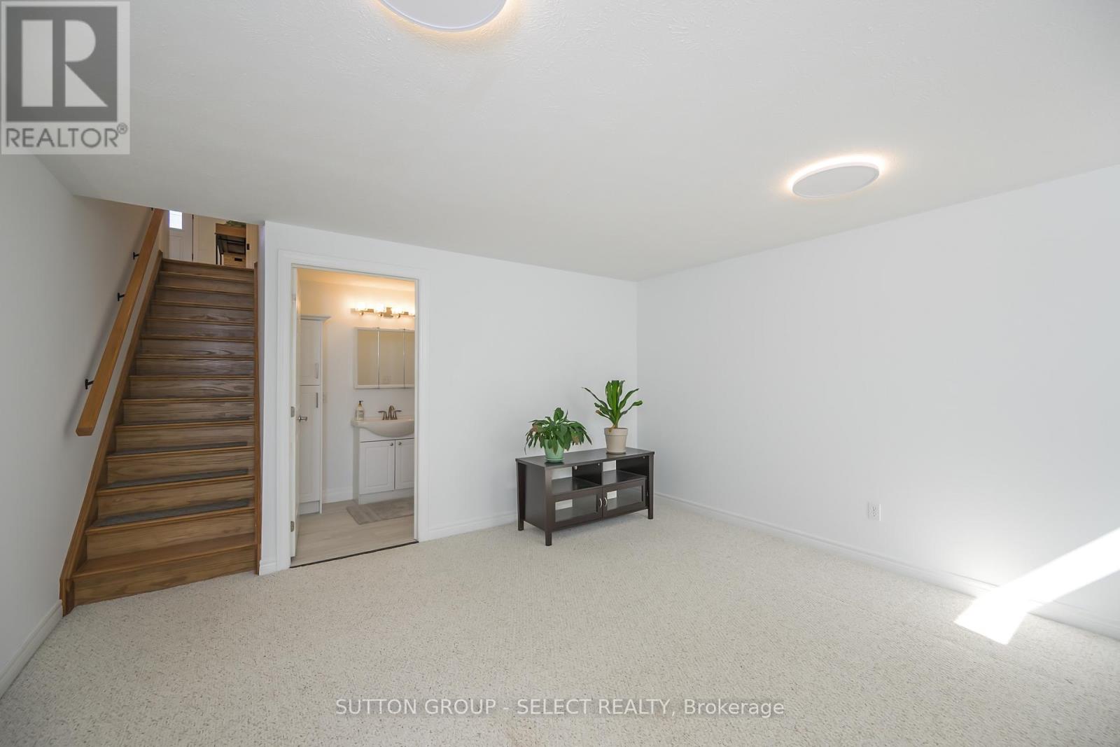 8663 Parkhouse Drive, Strathroy-Caradoc, Ontario  N0L 1W0 - Photo 26 - X12417792