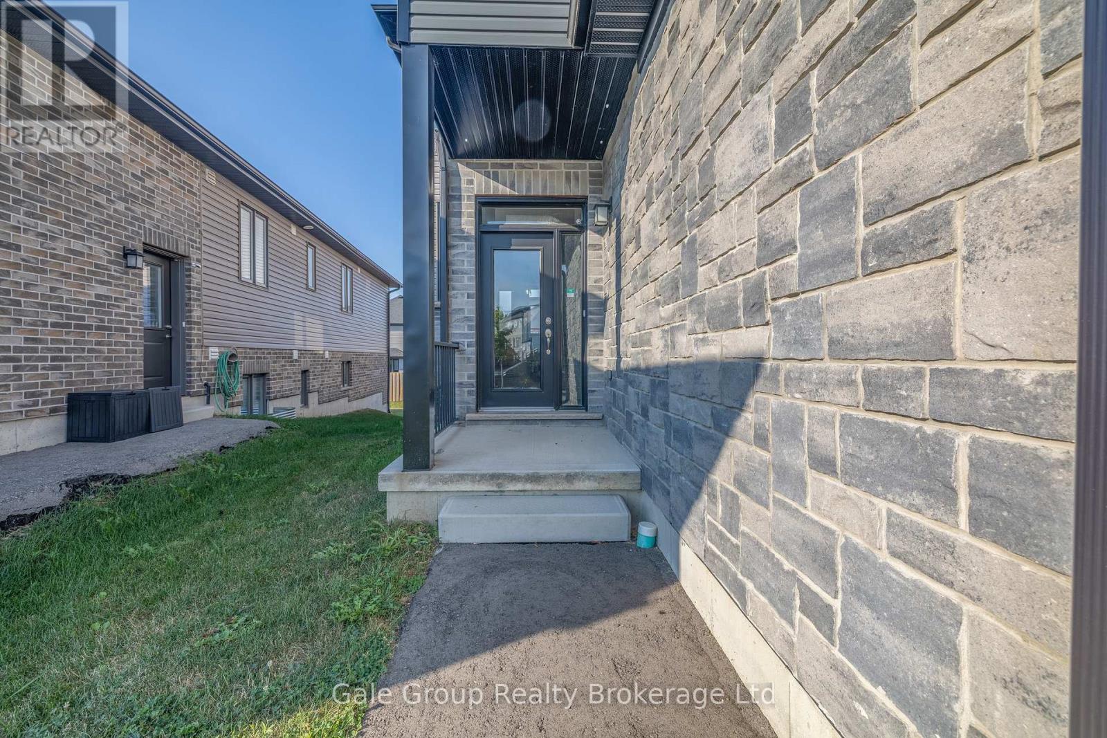 538 Fairway Road, Woodstock, Ontario  N4T 0E1 - Photo 3 - X12417785