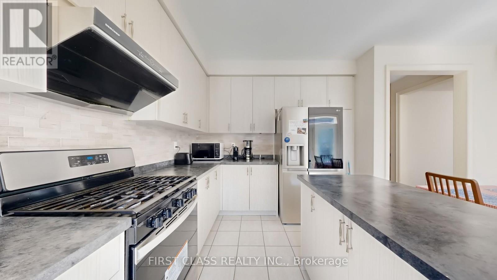 127 Fallharvest Way, Whitchurch-Stouffville, Ontario  L4A 0R8 - Photo 11 - N12417788