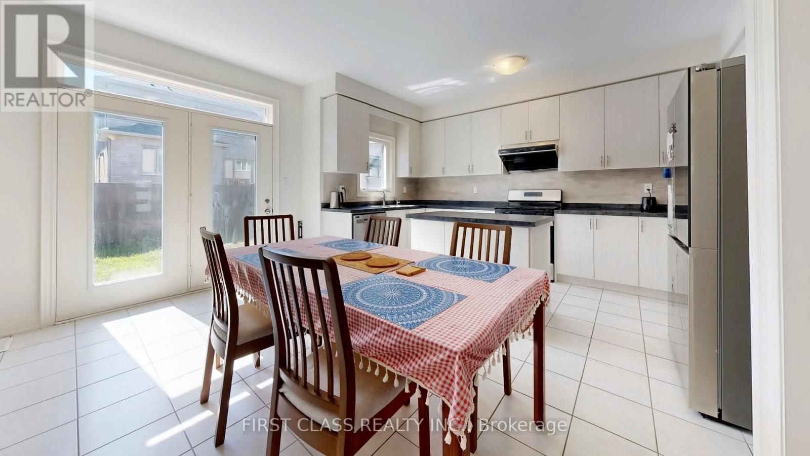 127 Fallharvest Way, Whitchurch-Stouffville, Ontario  L4A 0R8 - Photo 7 - N12417788