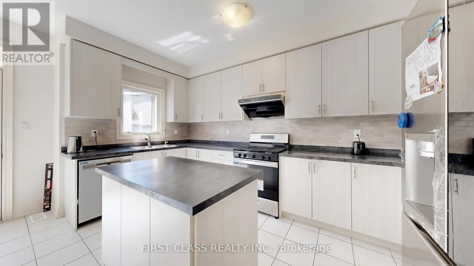 127 Fallharvest Way, Whitchurch-Stouffville, Ontario  L4A 0R8 - Photo 8 - N12417788