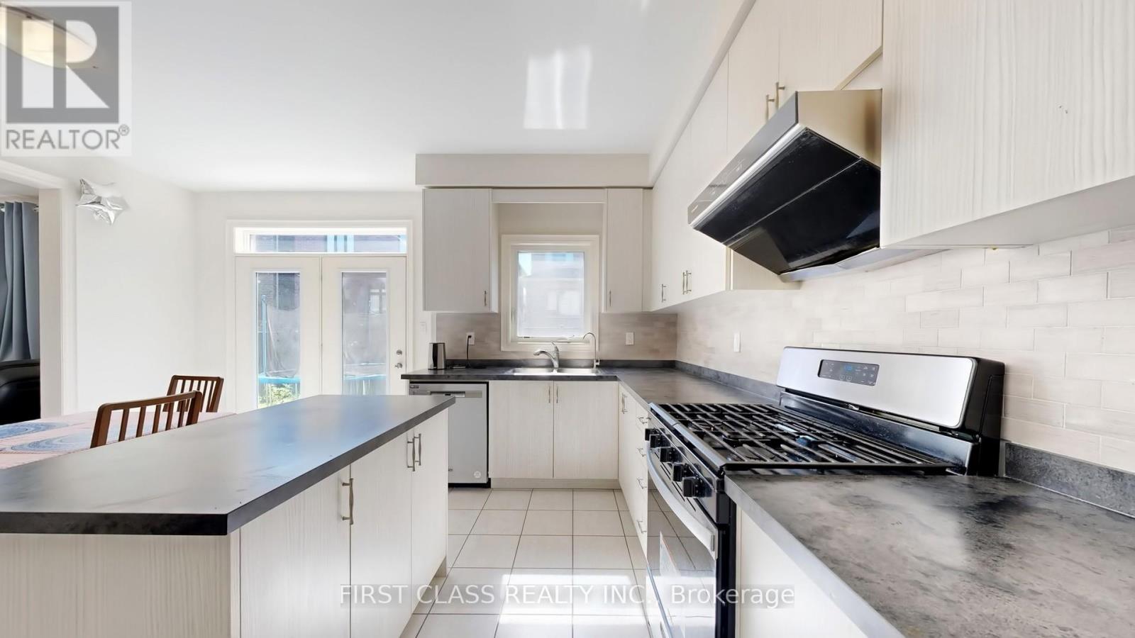 127 Fallharvest Way, Whitchurch-Stouffville, Ontario  L4A 0R8 - Photo 9 - N12417788