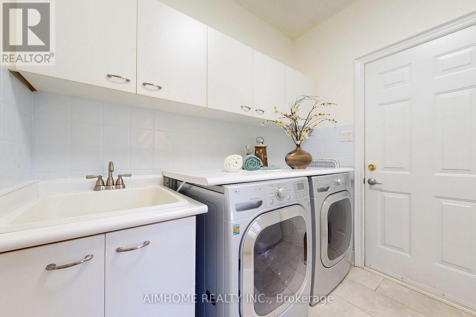 812 Foxcroft Boulevard, Newmarket, Ontario  L3X 1M8 - Photo 17 - N12417790