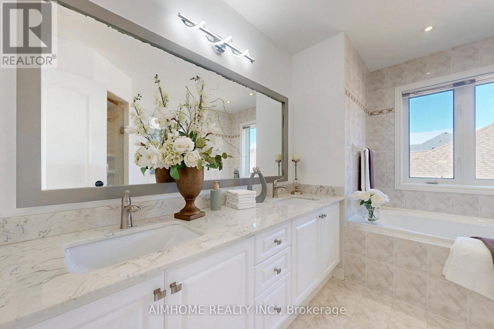 812 Foxcroft Boulevard, Newmarket, Ontario  L3X 1M8 - Photo 25 - N12417790