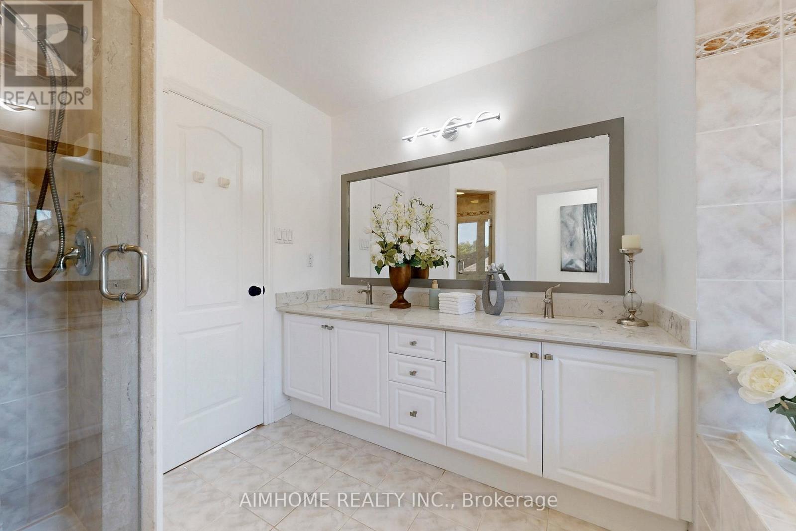 812 Foxcroft Boulevard, Newmarket, Ontario  L3X 1M8 - Photo 26 - N12417790