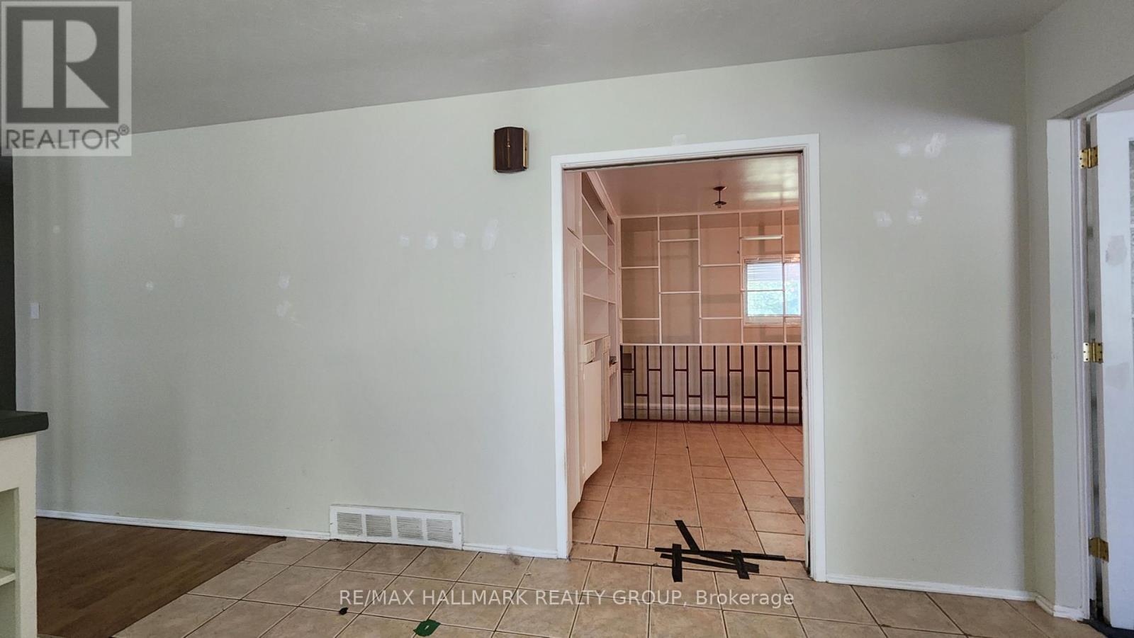 447 Roger Road, Ottawa, Ontario  K1H 5B7 - Photo 10 - X12048743