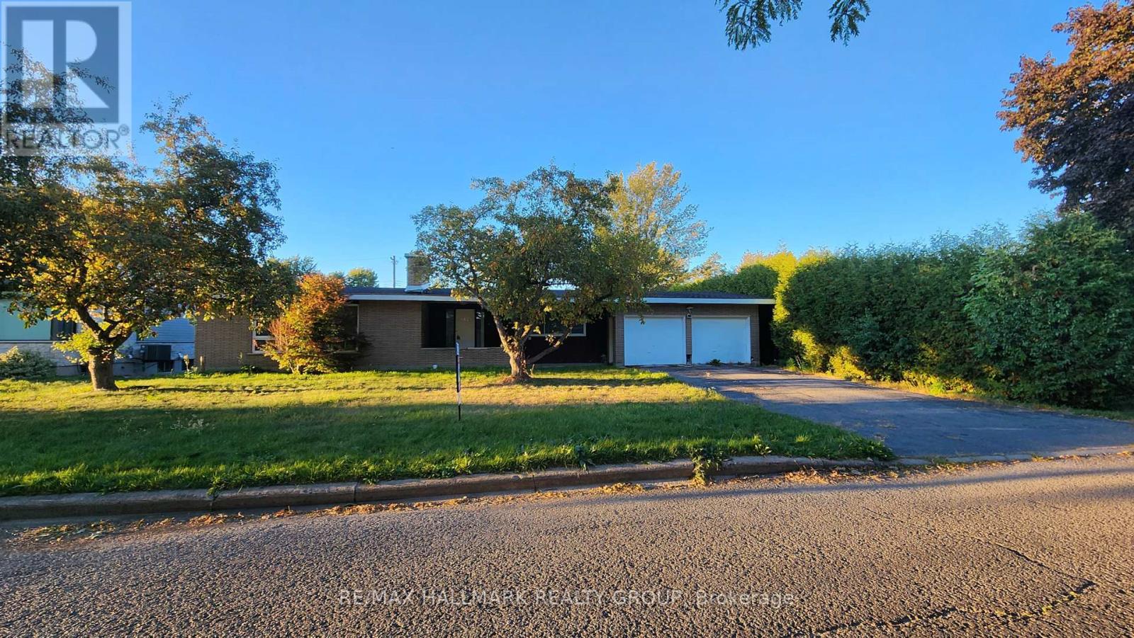 447 Roger Road, Ottawa, Ontario  K1H 5B7 - Photo 2 - X12048743