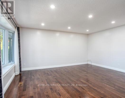 70 Elm Ridge Drive, Kitchener, Ontario  N2N 1H6 - Photo 4 - X12417786