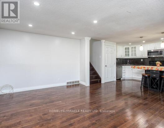 70 Elm Ridge Drive, Kitchener, Ontario  N2N 1H6 - Photo 5 - X12417786
