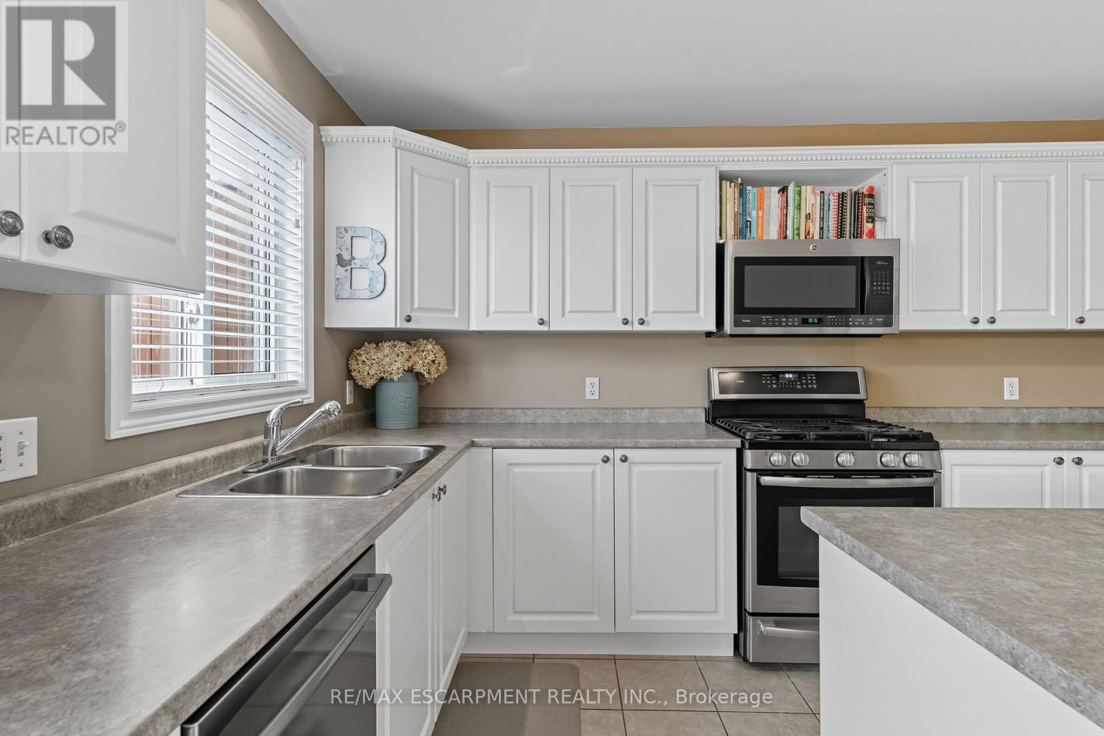 4 Blackburn Court, Haldimand, Ontario  N3W 2N9 - Photo 13 - X12417793