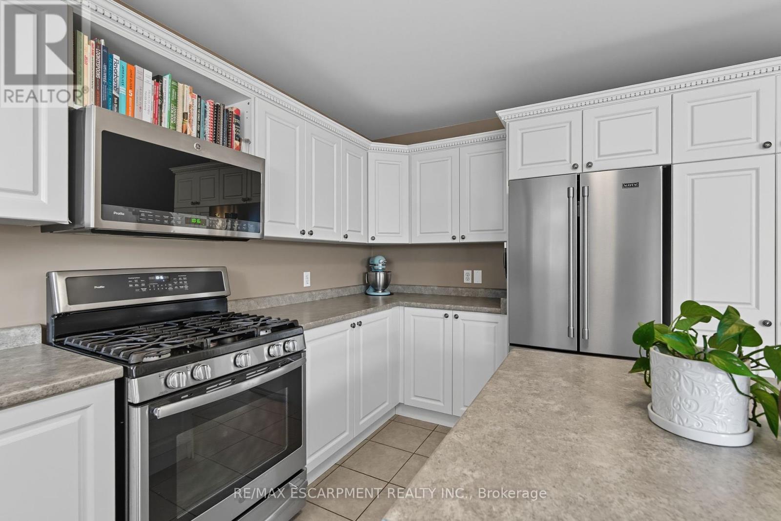 4 Blackburn Court, Haldimand, Ontario  N3W 2N9 - Photo 14 - X12417793