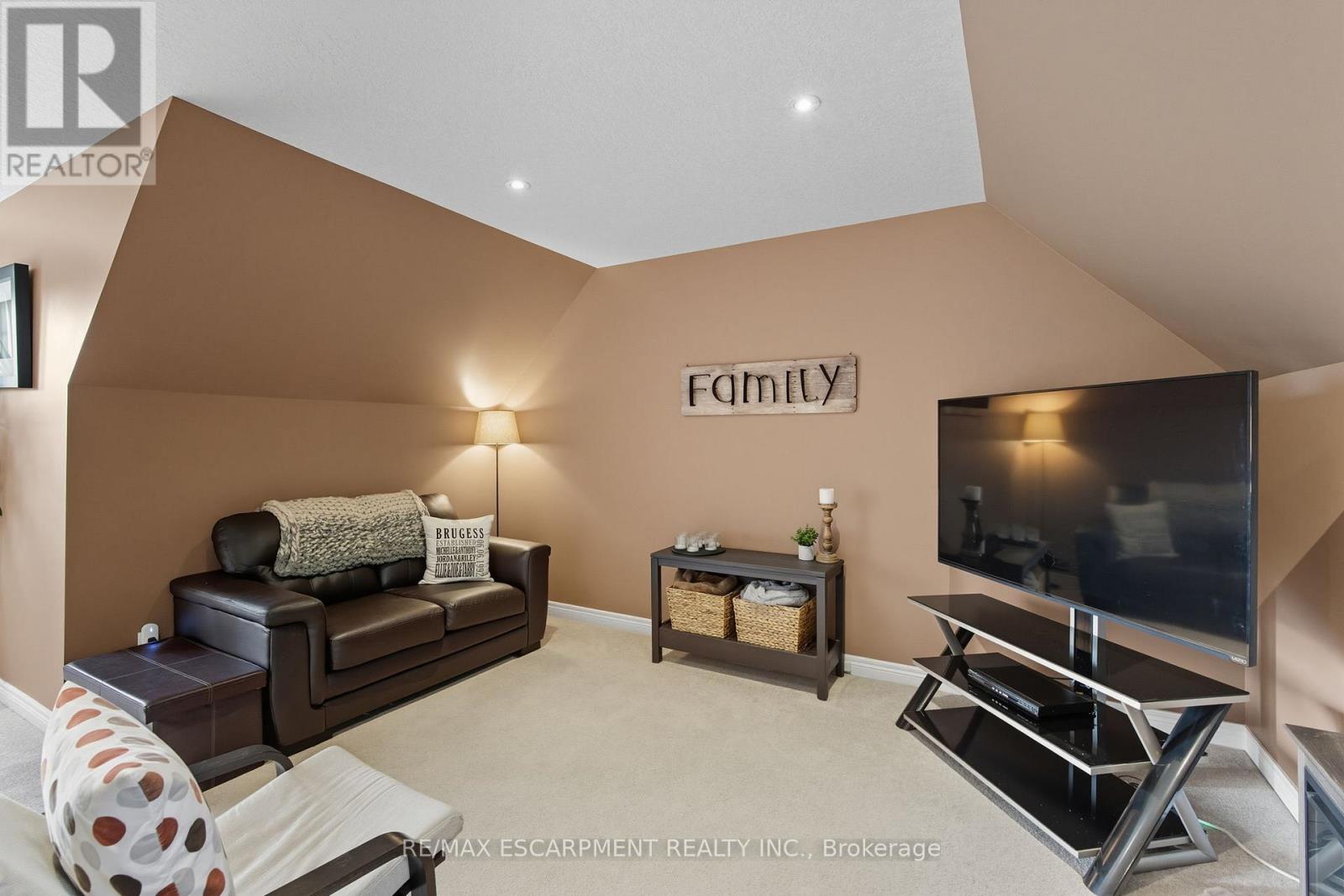 4 Blackburn Court, Haldimand, Ontario  N3W 2N9 - Photo 18 - X12417793