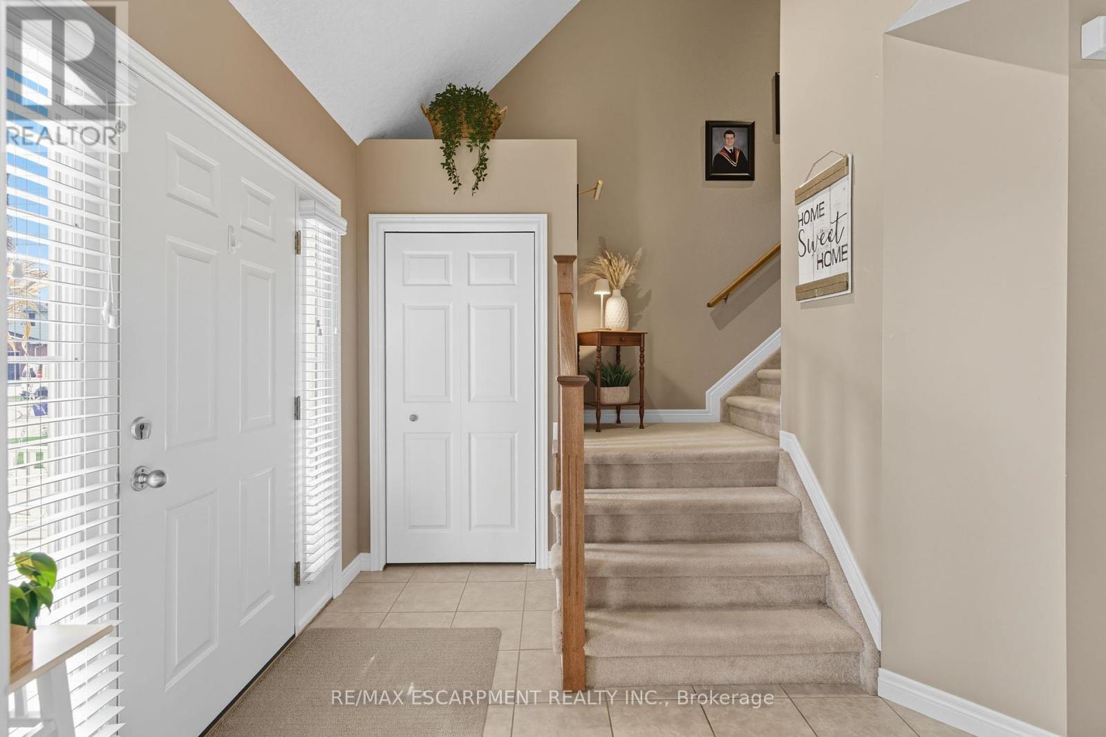 4 Blackburn Court, Haldimand, Ontario  N3W 2N9 - Photo 5 - X12417793