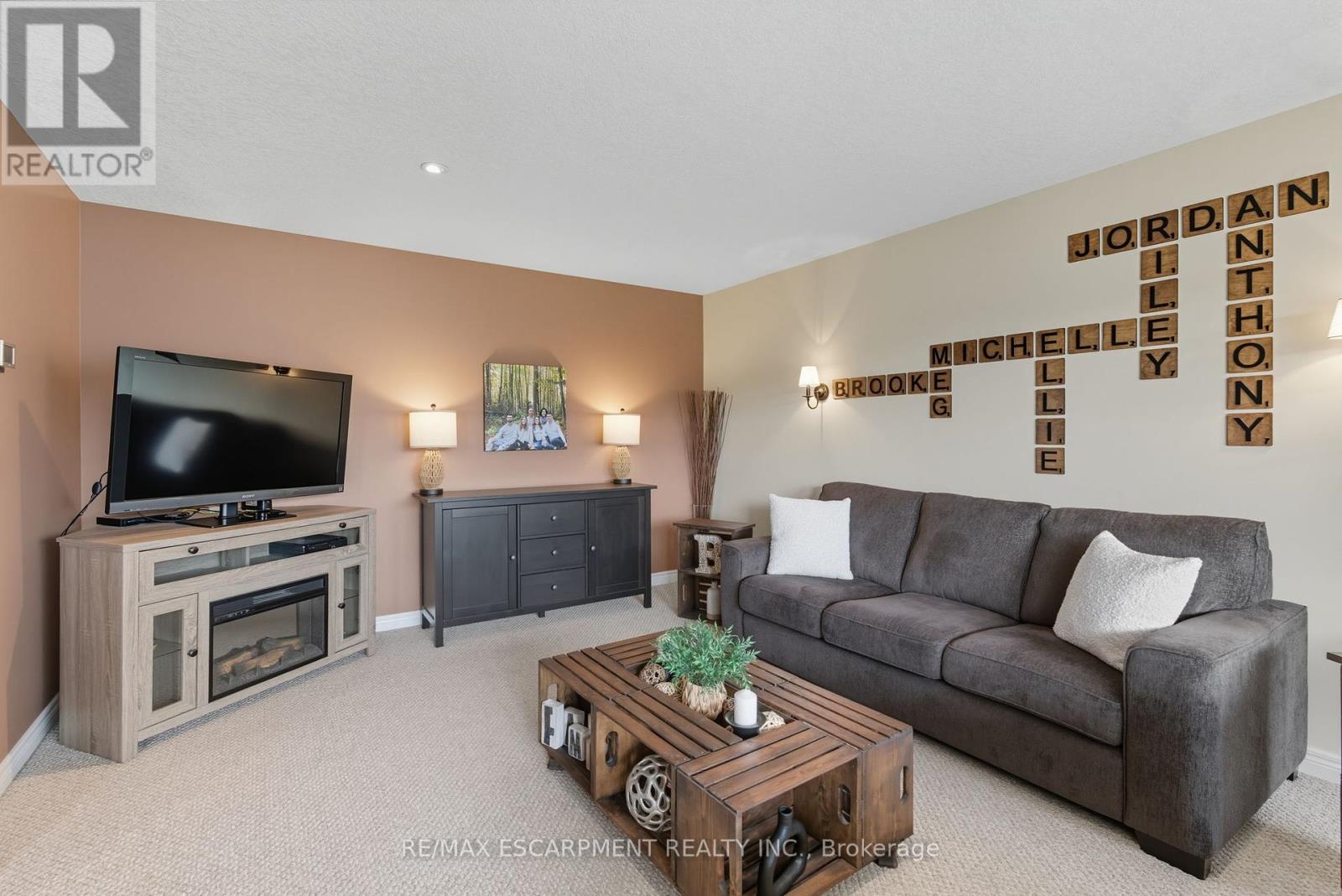 4 Blackburn Court, Haldimand, Ontario  N3W 2N9 - Photo 6 - X12417793