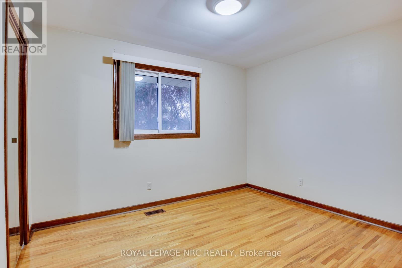 7061 Dolphin Street, Niagara Falls, Ontario  L2E 6Y3 - Photo 11 - X12417816