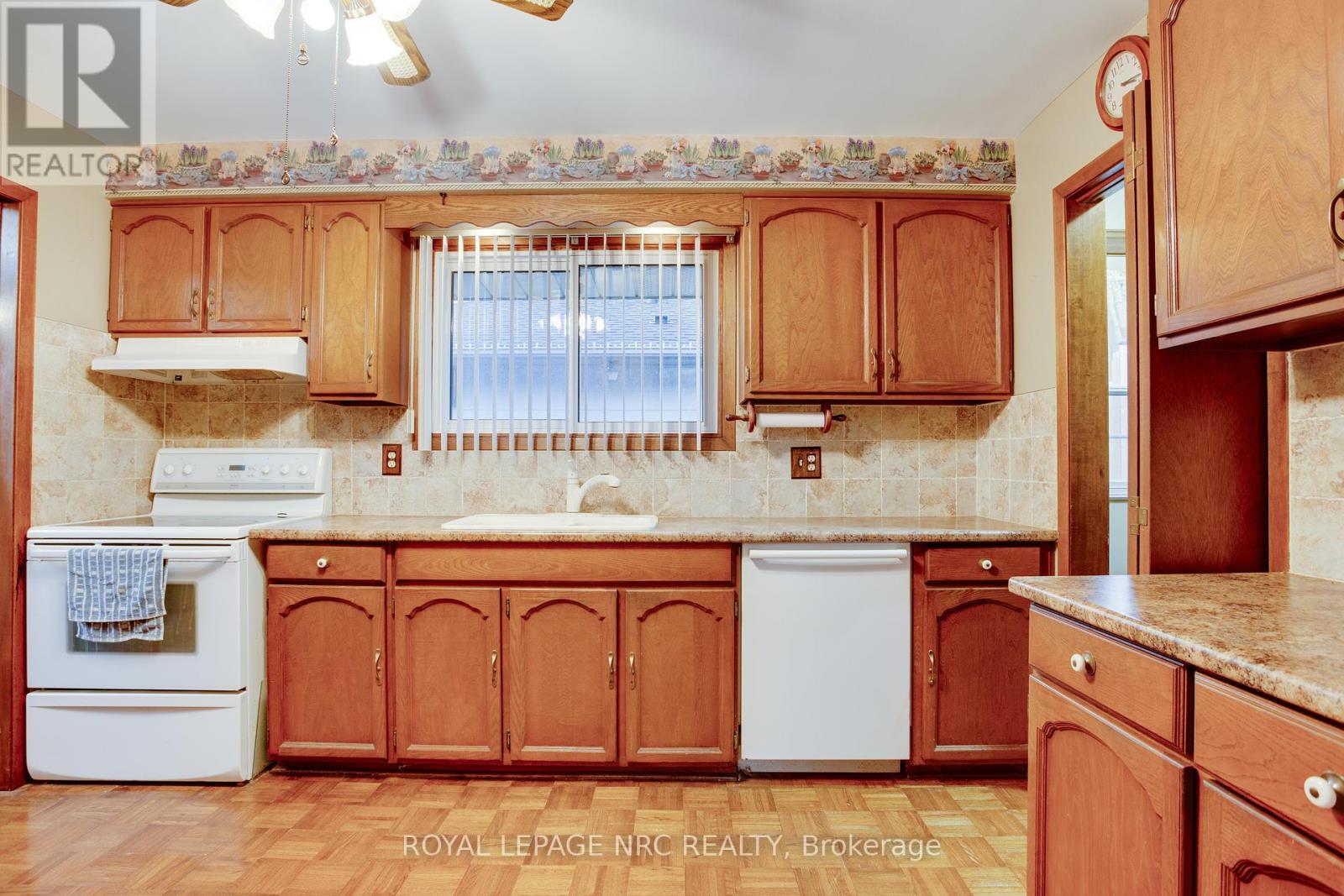 7061 Dolphin Street, Niagara Falls, Ontario  L2E 6Y3 - Photo 13 - X12417816