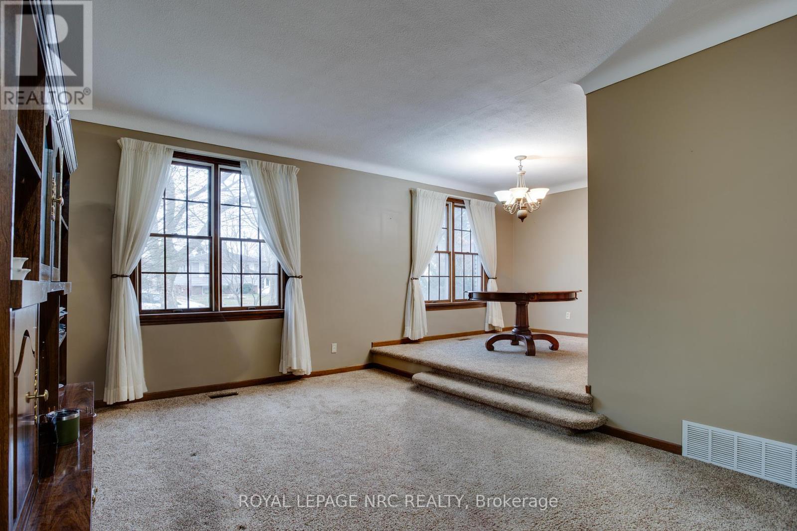 7061 Dolphin Street, Niagara Falls, Ontario  L2E 6Y3 - Photo 4 - X12417816