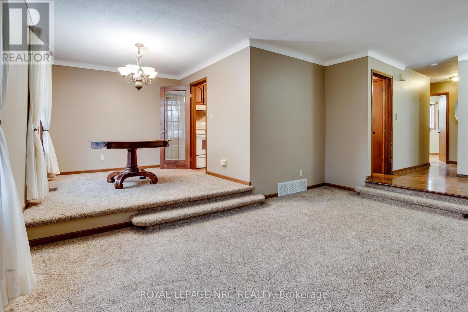 7061 Dolphin Street, Niagara Falls, Ontario  L2E 6Y3 - Photo 5 - X12417816