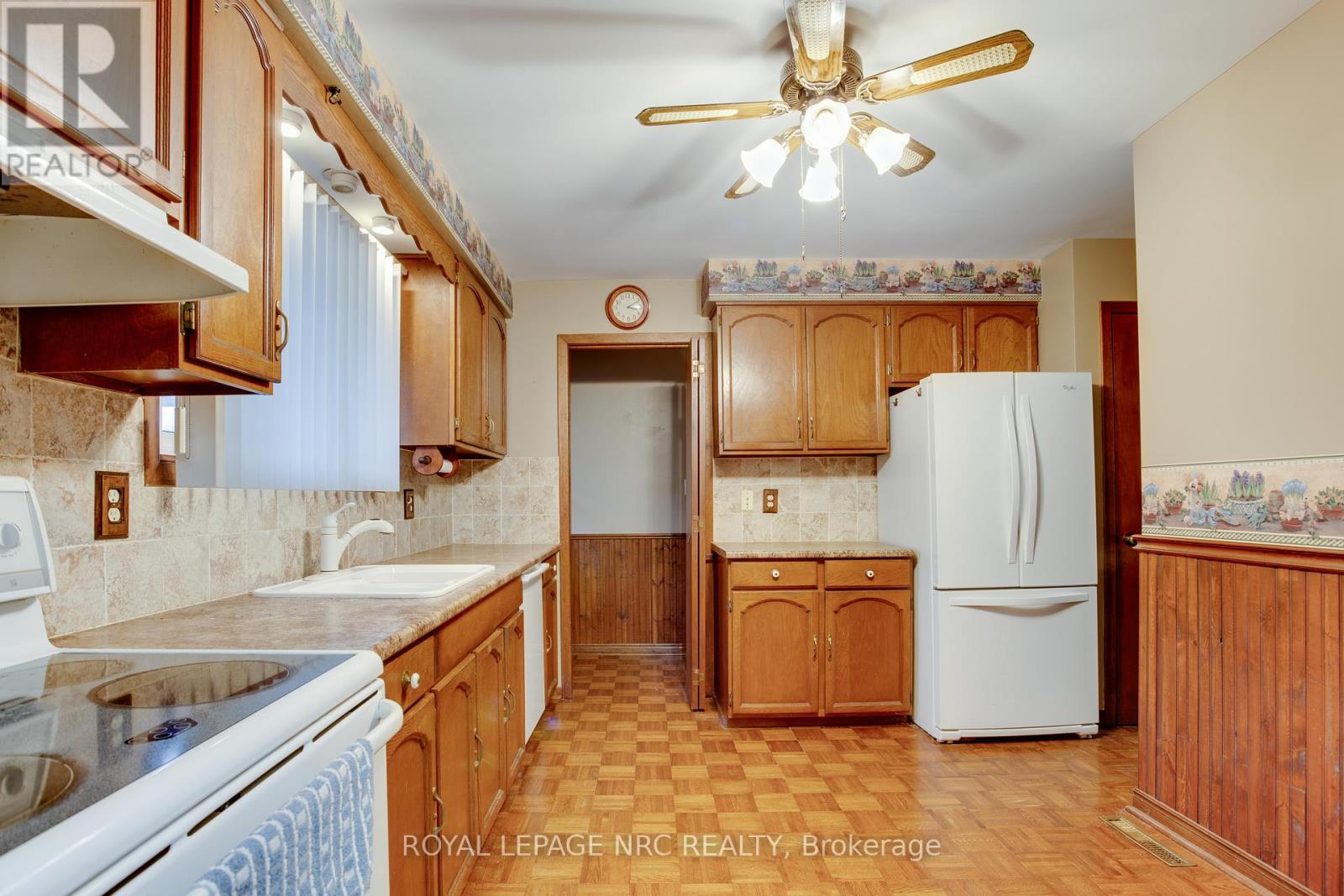 7061 Dolphin Street, Niagara Falls, Ontario  L2E 6Y3 - Photo 7 - X12417816