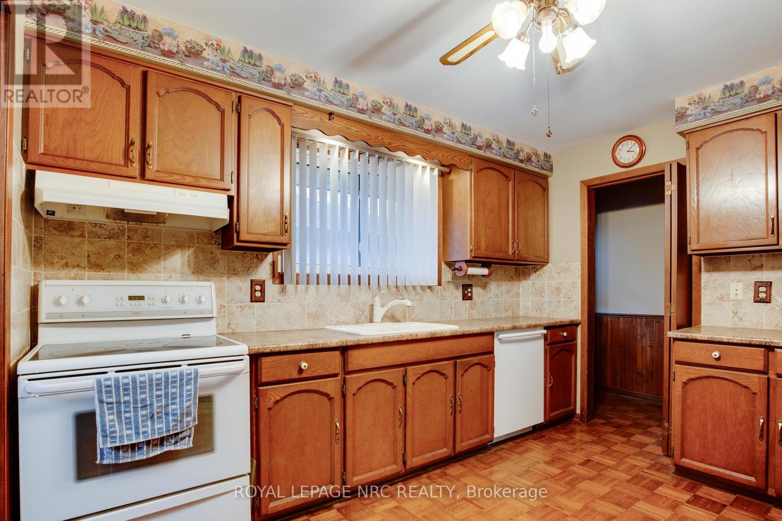 7061 Dolphin Street, Niagara Falls, Ontario  L2E 6Y3 - Photo 8 - X12417816