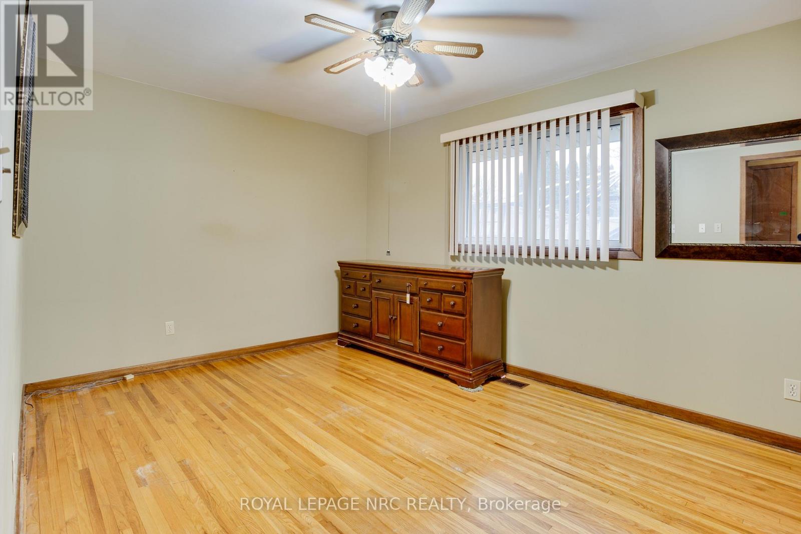 7061 Dolphin Street, Niagara Falls, Ontario  L2E 6Y3 - Photo 9 - X12417816