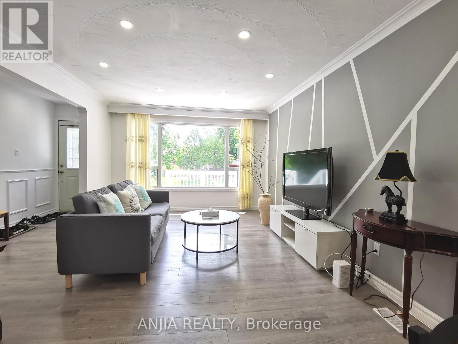 Main - 442 Bonita Court, Richmond Hill, Ontario  L4C 3N1 - Photo 4 - N12317933