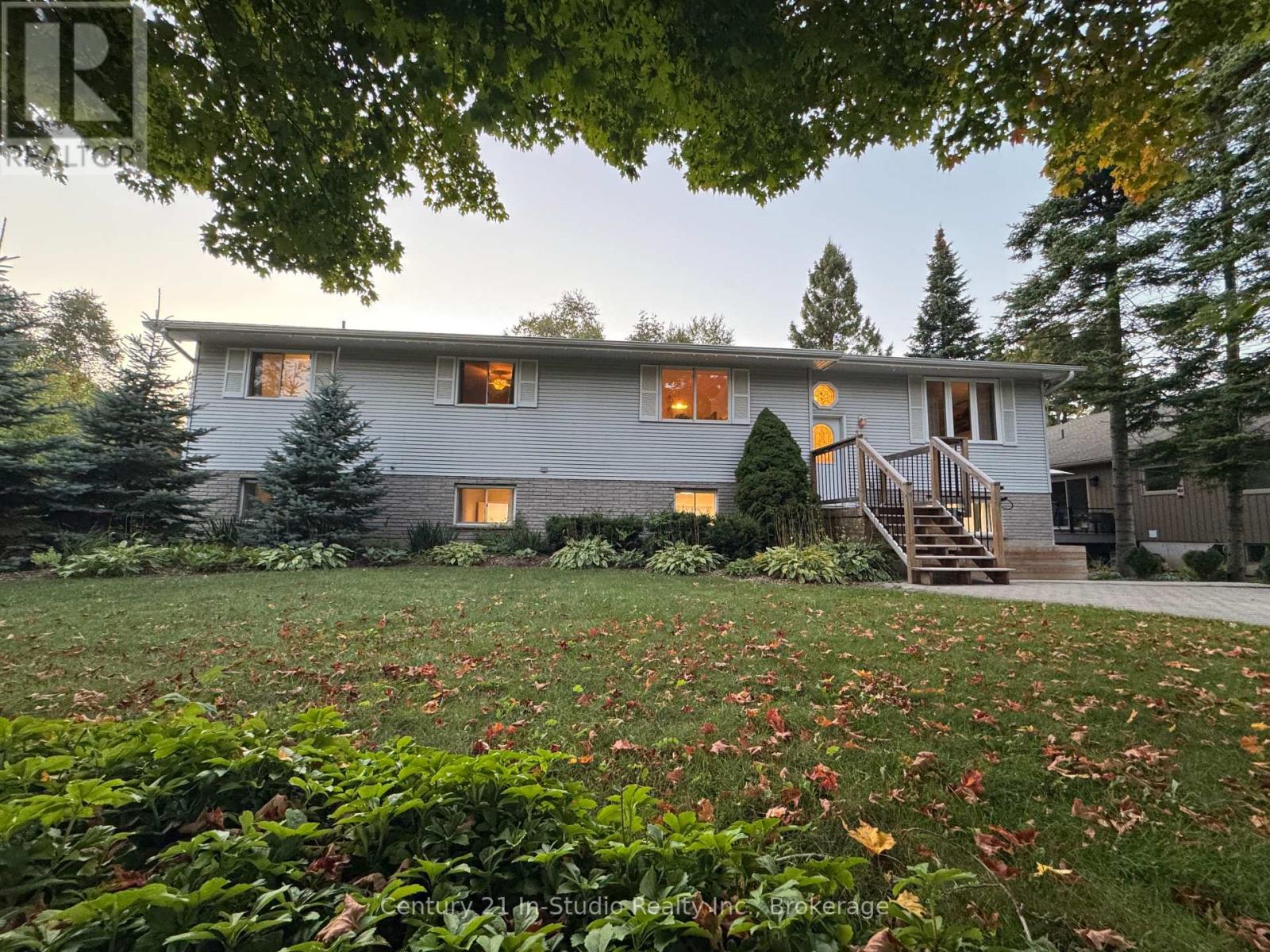 550 Mcnabb Street, Saugeen Shores, Ontario  N0H 2L0 - Photo 2 - X12417833