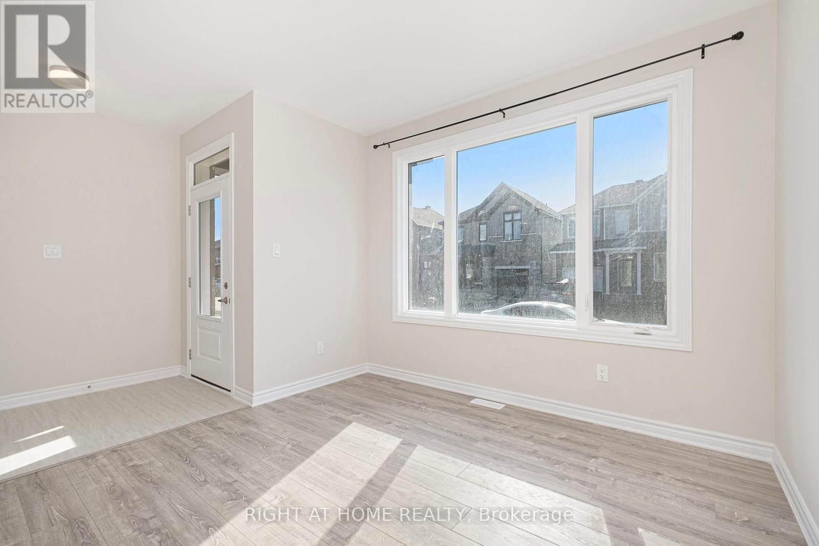 332 Peninsula Road, Ottawa, Ontario  K2J 7L3 - Photo 2 - X12417851