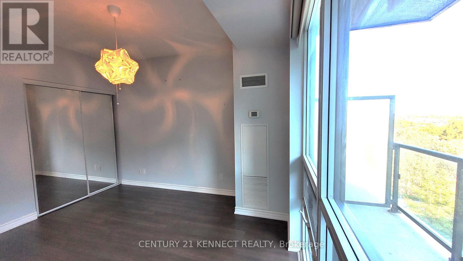 1015 - 15 James Finlay Way, Toronto, Ontario  M3M 0B3 - Photo 7 - W12405237